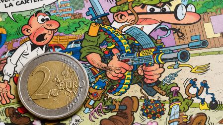 Moneda de 2 euros sobre un tebeo de Mortadelo y Filemón