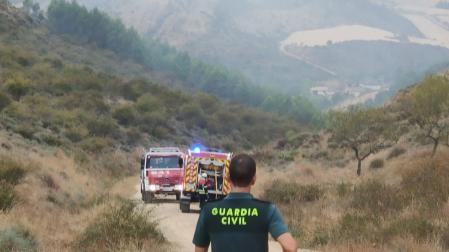 Efectivos de bomberos y Guardia Civil en el incendio de Espronceda