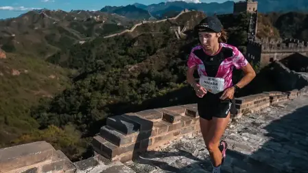 La corredora navarra Naiara Irigoyen Indave, corriendo este domingo 27 por la Gran Muralla china