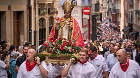 Momento de la imagen de San Fermín de Aldapa en la calle Curia. Al fondo, se ve la calle Mercaderes