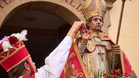Un dantzante coloca el dulce en las manos de San Fermín de Aldapa o San Fermín Txikito