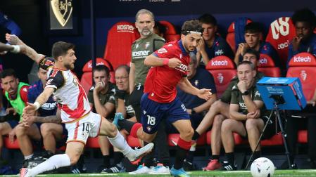Raúl Moro se marcha en velocidad por la banda en el último partido en El Sadar contra el Rayo Vallecano, poco antes de sufrir la lesión