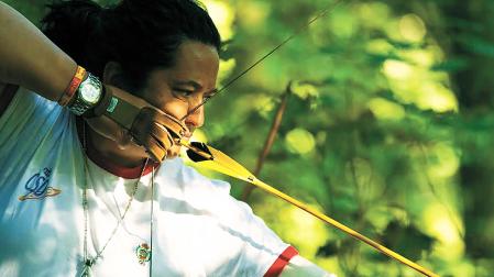 Encarna Garrido, arquera navarra, prepara la flecha para apuntar a la diana durante un entrenamiento