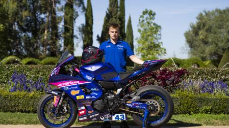 El noaindarra Hodei Martínez posa con su Yamaha, con la que compitió hace dos fines de semana en el Campeonato de España de Superbikes celebrado en Los Arcos.