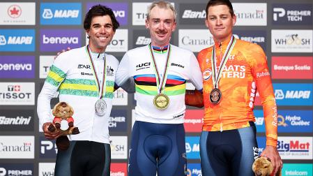 Podio del Mundial de ciclismo en ruta 2026 con el oro Brandon McNulty (centro), la plata para Michael Matthews (izda.) y el bronce para Mathieu van der Poel (dcha.)