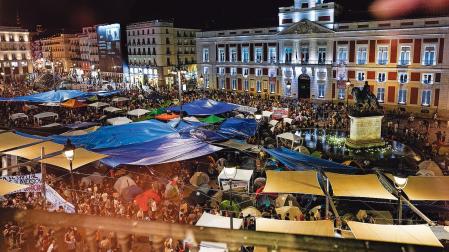 Los acampados en la Puerta del Sol se preparaban ayer para dormir una segunda noche, y las que hagan falta, en tiendas de campaña