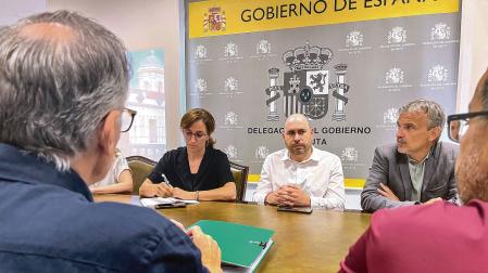 La ministra de Sanidad, Mónica García junto al delegado del Gobierno en Ceuta, Miguel Ángel Pérez Triano (centro)