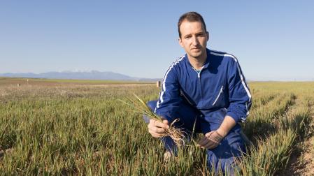 David Navarro, en una fotografía que muestra la sequía en un campo de cebada en secano  de Montes de Cierzo, Tudela.