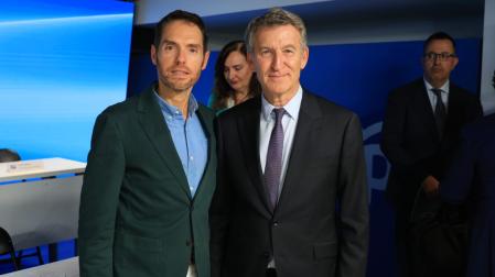 Sergio Sayas y Alberto Núñéz Feijoo se han fotografiado juntos tras la reunión este lunes 28 de septiembre de la Junta Directiva Nacional del PP, que ha nombrado a Sayas presidente de la comisión gestora que dirigirá el partido