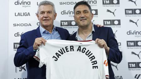 El técnico mexicano Javier Aguirre y el director deportivo del club, Braulio Vázquez, durante la presentación del nuevo entrenador del Valencia CF