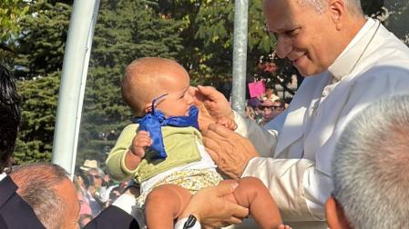 El Papa León XIV bendice desde el Papamóvil a Lucía Avello Castiella, en su viaje a Lourdes