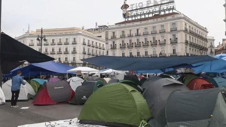 Unas seiscientas personas amanecieron este lunes acampadas en la madrileña Puerta del Sol en protesta por la situación de la vivienda