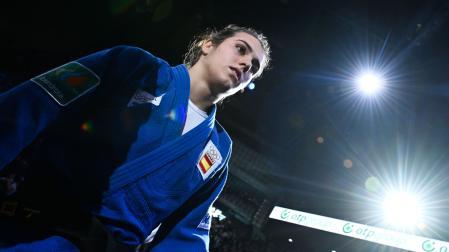 Ariane Toro, saltando al tatami en el último Grand Slam de París en el que se colgó la medalla de plata