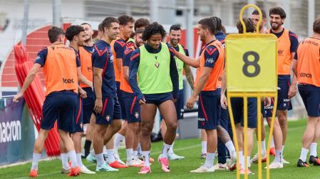 Pasillo a Rosier al comienzo del entrenamiento