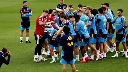 Los jugadores de la selección española de fútbol durante el entrenamiento llevado a cabo este lunes en la Ciudad del fútbol de las Roza