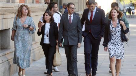 Grupo de cargos del PP, de izquierda a derecha: Carmen Alba, Maribel García Malo, Sergio Sayas, Javier García e Irene Royo, llegando el pasado jueves 24 de septiembre al Parlamento, donde se celebró el debate sobre el estado de Navarra