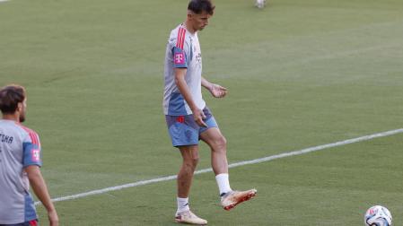El delantero de la selección de fútbol de Croacia Ante Budimir, durante el entrenamiento en la víspera del partido de la Liga de Naciones ante España, este lunes en Sevilla