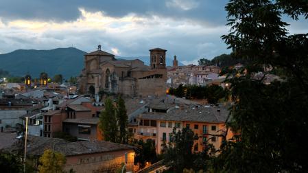 Vista del Casco Histórico de Estella con parte de sus monumentos iluminados.