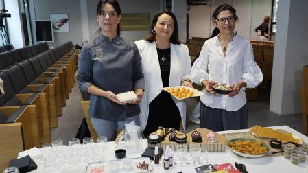 Goiza Isiegas, Idoya Fernández Pan y Ana y Ana Rivas, directora general de Turismo, con algunos de los productos del proyecto.