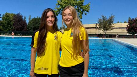 Nerea Barrena e Irati López, posan con la equipación del Club de Natación de Lagunak en Barañáin.
