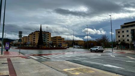 Paso peatonal junto a una de las rotondas de Reino de Navarra en Sarriguren, con cámaras en farolas