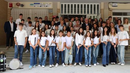 Alumnado del IES Marqués de Villena, que interpretó dos piezas durante el acto, posó con parte de los invitados al finalizar