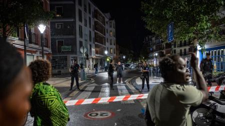 Un varón de 46 años ha fallecido este lunes en Hondarribia (Gipuzkoa) al recibir un disparo de un agente de la Policía Local en el momento en el que intentaba agredir con un arma blanca a una agente de la Ertzaintza