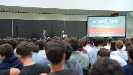 Enrique Riquelme participa en un encuentro con alumnos de la Universidad de Navarra