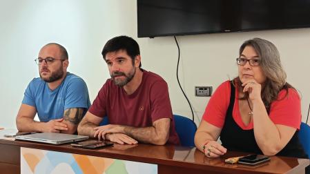 Eneko Larrarte, en el centro, junto a sus compañeros del grupo municipal de Contigo Tudela Alberto Lajusticia y Olga Risueño