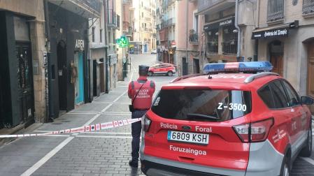 Acordonado Mercaderes, con un coche policial desde la calle Curia
