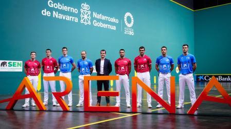 Foto de grupo de la elección de material en el Navarra Arena para las semifinales y la final del Masters CaixaBank
