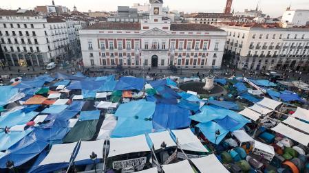Vista aérea de las tiendas de los más de mil acampados este martes en la Plaza del Sol, donde permanecen ya tres noches en protesta por la situación de la vivienda