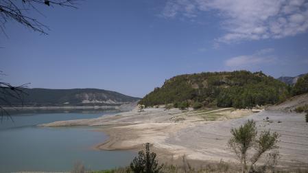 La reserva de agua de los embalses navarros sigue descendiendo esta semana. En la imagen, vista de Yesa el pasado 19 de agosto