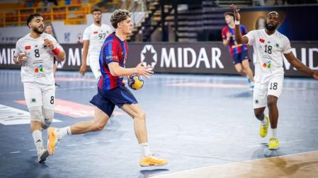 Adrián Sola, superando en una acción, a la defensa marroquí del Montada Derb Sultan