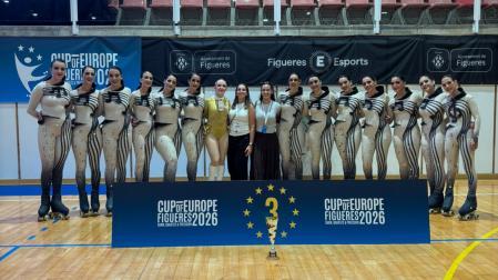 Las patinadoras del club noaindarra posan con el trofeo que las acredita como terceras clasificadas de la Copa de Europa