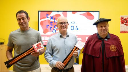Carlos Iriguíbel, Javier Prados y Patxi Goñi, en la presentación del XX Concurso Navarro de Chistorra