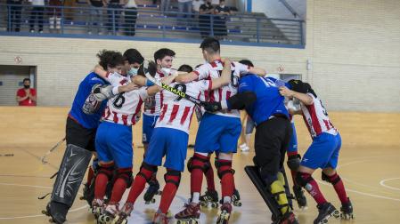A* Jesús Garzaron F* 2021_06_27 T* Hockey patines UDC Rochapea vs Rivas. Ascenso a la OK liga Plata masculina L* Rochapea Los jugadores del UDC Rochapea celebran el ascenso a la OK Liga Plata masculina de hockey.