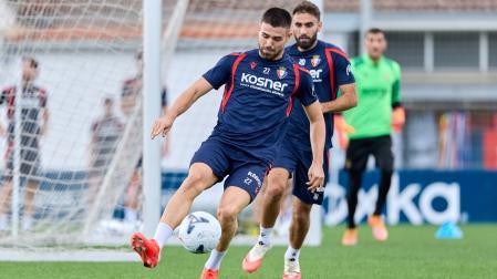 Arguibide protege la pelota ante Romain del Castillo