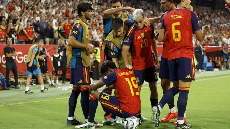 Los jugadores felicitan a Lamine Yamal tras anotar el 3-1, segundo de su cuenta particular, contra Croacia