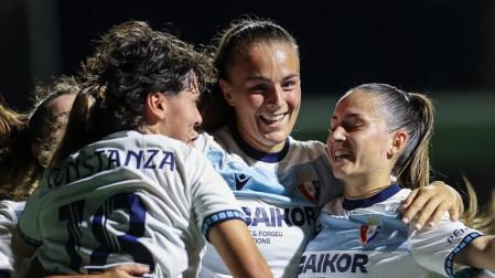 Irati Igoa, autora del único tanto del partido, lo celebra junto a Constanza e Iraia López
