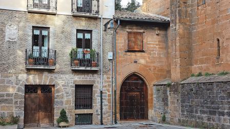 La casa del músico, en la plaza de San José, una reminiscencia de las casas de la Navarrería que surgió tras la guerra