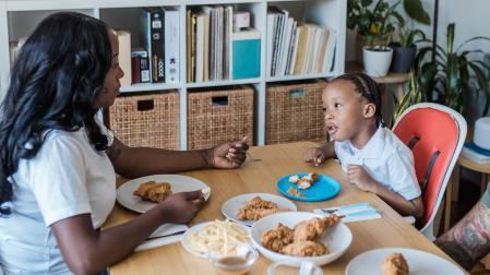 Compartir la mesa habitualmente se asocia con mejores resultados académicos, menor incidencia de problemas de conducta, ansiedad, depresión y trastornos alimentarios en niños y adolescentes