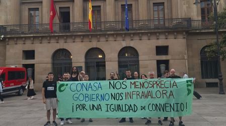 Los trabajadores de Conasa se concentraron frente al Palacio de Navarra, este lunes 28 de septiembre