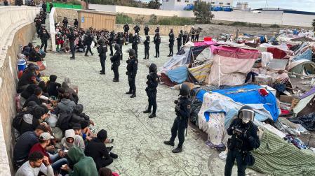 Efectivos de Policía Nacional el desalojo migrantes en la playa de Benítez
