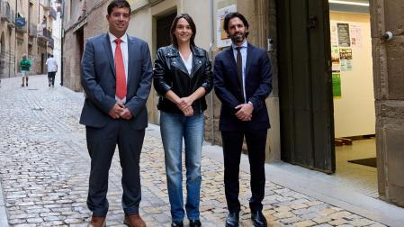 De izda. a dcha.: el Director General de Grupo Añón, Iosu Belio, la vicepresidenta tercera y consejera de Vivienda, Juventud y Politicas Migratorias, Begoña Alfaro, y Director Jurídico y de Expansión del Grupo, Marcos Beltrán