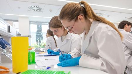Alumnos investigan en un laboratorio