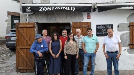 El parlamentario de Geroa Bai, Pablo Azcona, junto a ediles de su formación en Baztan-Bidasoa.