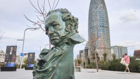 Estatua gigante de Goya en las calles de Barcelona con motivo de la entrega de los premios el año pasado en la ciudad