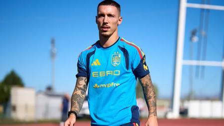 Alejandro Grimaldo durante un entrenamiento con la selección española
