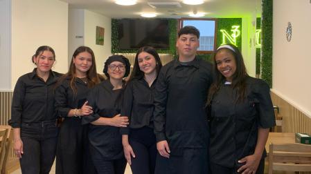 Nayla, Noelia, Ana María, Nuria, Maicol y Karen Vanessa, en el comedor del bar cafetería N3, en la calle Abejeras 53